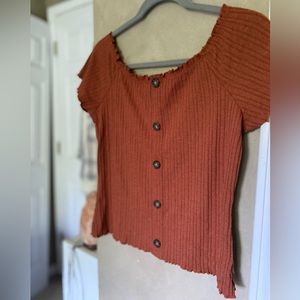 brown ribbed buttoned top. partial crop top.